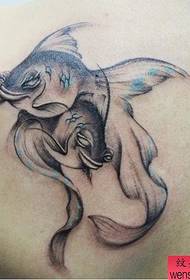 en kvinnes skulder lite gullfisk tatoveringsmønster