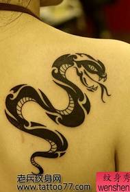 Patrón de tatuaje de serpiente de tótem de hombro de belleza clásico