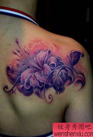 Motivo del tatuaggio sulla spalla: bella e bella immagine del modello del tatuaggio del giglio di spalla di bellezza