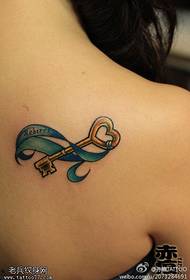 Женски узорак кључне боје тетоваже у боји рамена