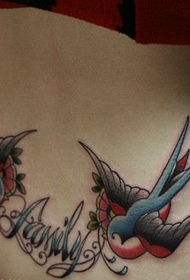 djevojkov struk prekrasno oslikana mala lastavica i tetovaža slova