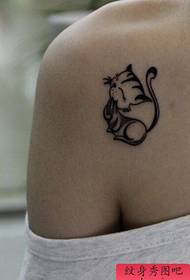Esibizione di tatuaggi, cunsigliatu una donna di u tatuu di u tatuu di spalla di una donna