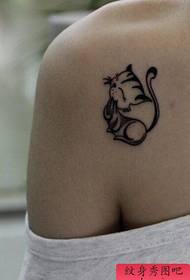 Espectáculo de tatuaxes, recomenda un traballo de tatuaxe de gato no ombreiro dunha muller