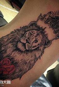 padrão de tatuagem de rei leão de cintura