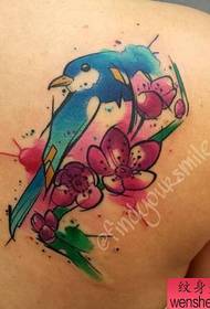 Spettaculu di u tatuatu, cunsigliate un fiore di a spalla è un mudellu di tatuaggi di uccelli
