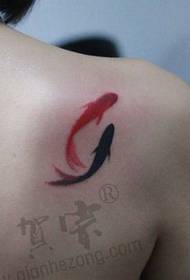 Ás nenas gústalles tinta de ombreiros pintando un pequeno patrón de tatuaxe de luras