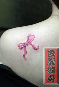 Patrón de tatuaje de lazo de color de hombro favorito de la niña