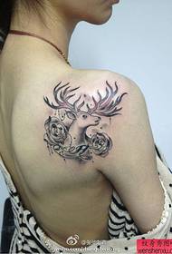 Tatuatge de tatuatge de rosa antilope d'espatlla de dona