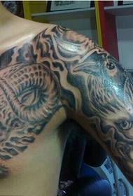 Fant na rami, ki dominira napol črno-bele monster tattoo ilustracije