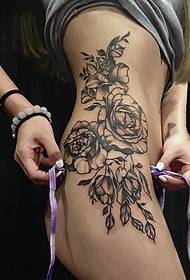 侧腰部花朵纹身刺青展现完美身材