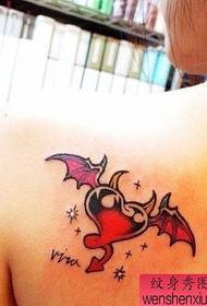 Wêneyê xuyangê ya tattooê rengînek hûrgelek piçûktir a şeytona şeytan pêşniyar dike