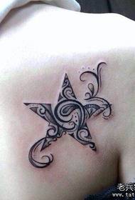 Moteris pečių penkiakampę žvaigždės tatuiruotę