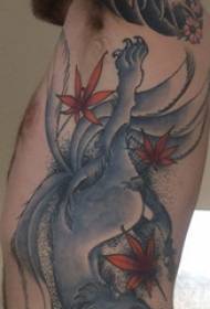 Снимка на татуировка с девет опашки, рисувана с мъжки деколте от девет опашки