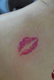 Meisje skouderkleur lippenprint tattoo patroan