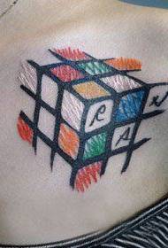 isang tattoo ng Rubik na Cube sa balikat ng batang babae