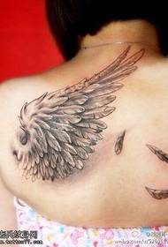 महिला के कंधे के पंख टैटू द्वारा साझा किए गए हैं