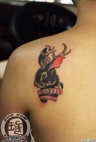 肩部彩色兔子纹身图案