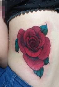 jenter malte rød rose tatoveringsbilde på livet