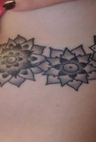 Ko nga taatai taha Sanskrit lotus tattoo wahine o nga kotiro wahine i runga i nga whakaahua moko vanilla pango