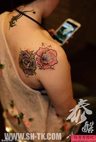 Womanените рамења убав изглед сестра се зголеми шема на тетоважа