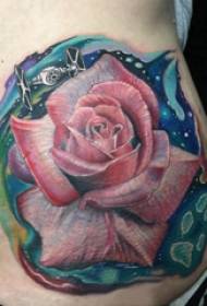 Bahagian tatu pinggang perempuan pinggang perempuan pada gambar tato rose yang halus