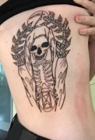 schedel tattoo meisje kant taille schoffel tattoo foto