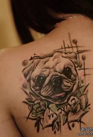 un model de tatuaj de câine de umăr