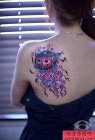 He ahua ataahua nga ahua o te tattoo jellyfish i te tuara o te kotiro