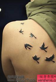 Patrón de tatuaje de pájaro tótem de hombro