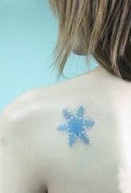 Gadis bahu pola tato snowflake bagus