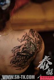 Patrón de tatuaje de fénix de hombro guapo de mujer