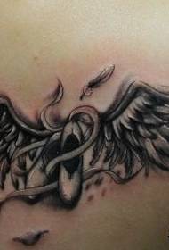 Tatuaż na skrzydłach piękności