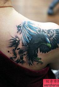 Femeie de lucru tatuaj vultur umăr