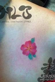 少女の肩に小さな桜のタトゥー