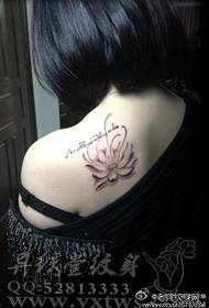 Bellezza spalle bellissimo ed elegante modello di tatuaggio di loto