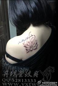Beauté épaules beau et élégant motif de tatouage de lotus