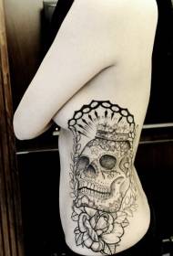 costilla lateral negro cráneo fresco rosa corona tatuaje patrón