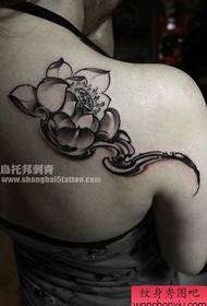 여성의 등 어깨 인기 아름다운 흑백 연꽃 문신 패턴