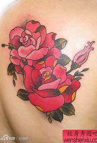 Tatuaggi rosa colorati popolari sulle spalle