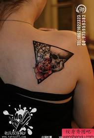 女人肩部三角形骷髅玫瑰文身作品