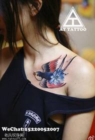 Moteriškos pečių spalvos kregždės tatuiruotės modelis