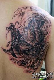 Tatuaje de calamares no ombreiro