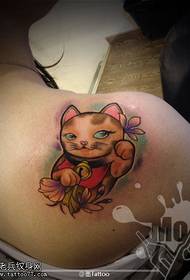 Kvindelig skulderfarve heldig kat tatoveringsmønster