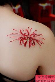 Hermoso y hermoso patrón de tatuaje de flor en el hombro