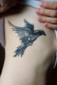 Tatuaggio vita ragazza uccello laterale su foto tatuaggio uccello nero