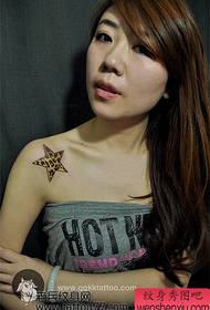 Umerii de frumusețe se răceau modelul de tatuaj cu leopard cu cinci vârfuri de stele