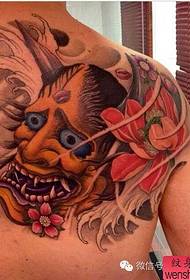 Farbähnliche Tattoos auf dem Rücken