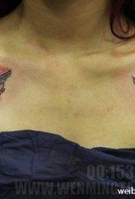 Een mooi klein zwaluw tattoo-patroon populair op de schouders van meisjes
