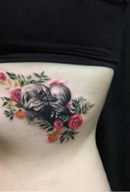 Татуировка на татуировка на страничната талия момиче страна талия върху цветя и двойка характер татуировка характер