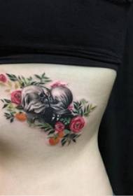 Taobh waist tattoo léaráid taobh cailín ar pictiúr tattoo bláth agus lánúin carachtar